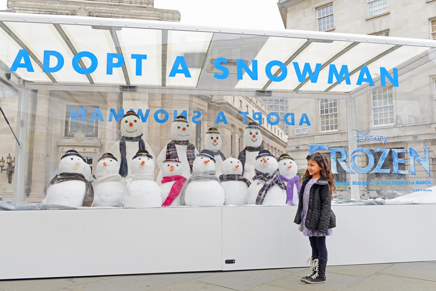 Artificial Snow Window Display, Eco Friendly Fake Snow UK FX Live, Frozen Adopt a Snowman Display