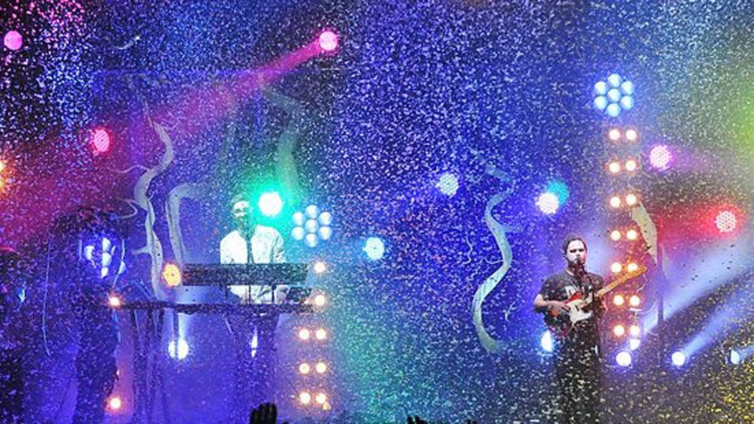 Alt J Gig with Falling Snow Machine Hire from FX Live, Eco Friendly Artificial Snow for music events