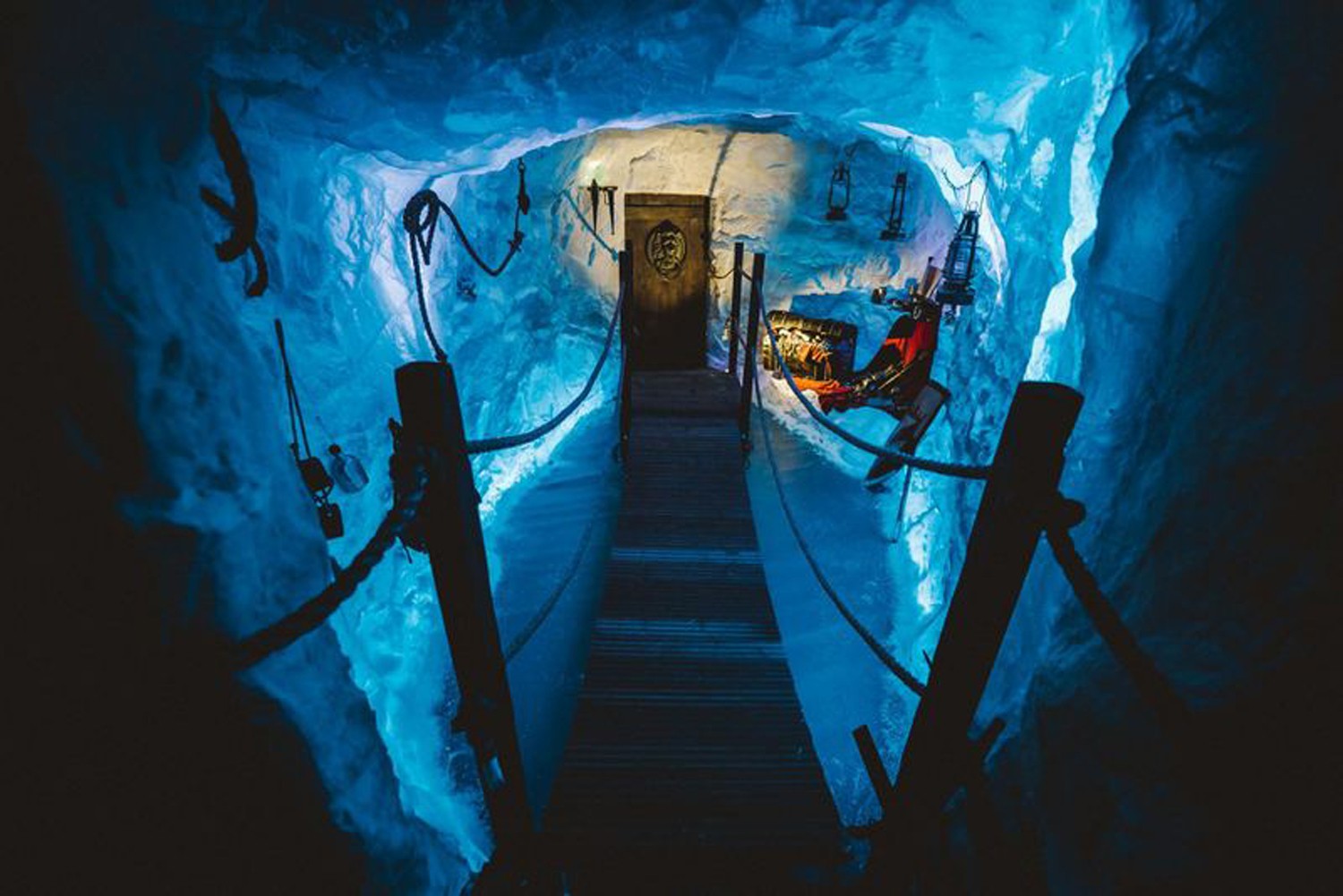 Backyard Cinema Artificial Ice Cave, Indoor Fake Ice Cave Special Effects Set Up for Events UK, FX Live