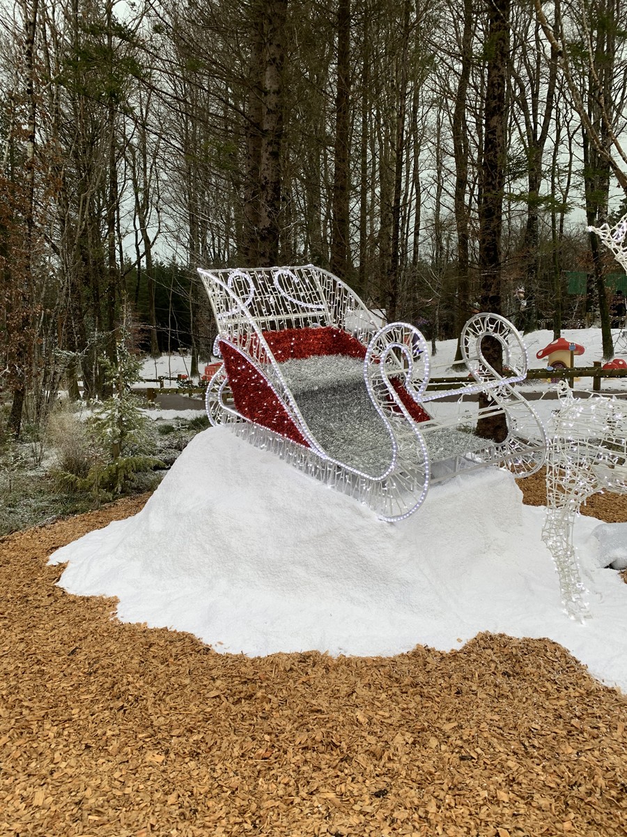 Santas Sleigh Set with Eco Friendly Artificial Snow for Outdoors, Biodegradable Fake Snow UK by FX Live